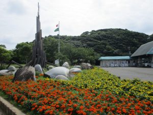 モニュメントの花壇